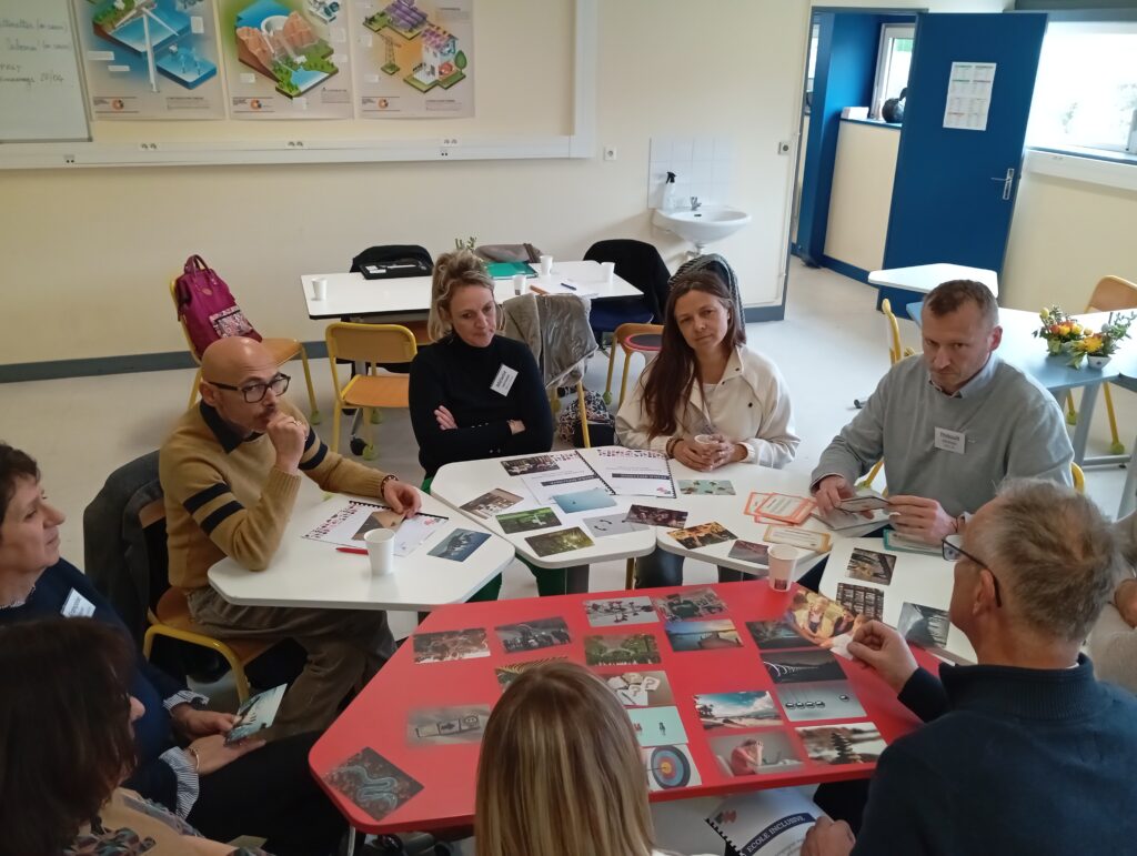 Atelier relation parents-école autour d'une table de travail